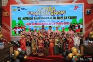 Ceria Anak TK Meriahkan Lomba Fashion Show Hari Bhayangkara ke-79 di Kediri