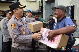 Hari Bhayangkara ke -79 Polres Pelabuhan Tanjungperak Gelar Baksos, Puluhan Pengemudi Bentor dan Kuli Panggul Full Senyum