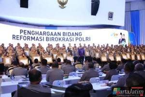 Kapolri Berikan Penghargaan Pembangunan Zona Integritas WBK Kepada Divisi Humas Polri