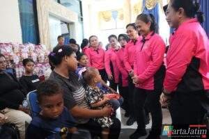 Kunjungi Raja Ampat, Ketum Bhayangkari Ny. Juliati Sigit Prabowo Salurkan Sembako hingga Gelar Khitanan Massal
