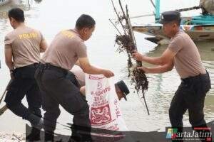 Polri Peduli Lingkungan : Polres Pelabuhan Tanjungperak Bersihkan Pesisir Surabaya Sambut Hari Bhayangkara ke-79