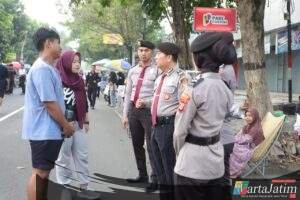 Dekatkan Diri dengan Masyarakat, Polres Kediri Rutin Patroli Humanis di CFD Pare