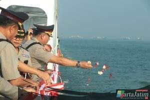 Polda Jatim Tabur Bunga di Laut Kenang Semangat Juang Pahlawan di Hari Bhayangkara ke -79