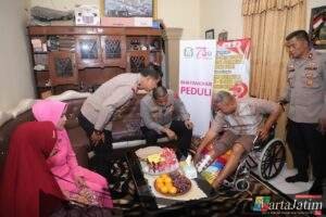 Penuh Kepedulian, Kapolres Kediri Anjangsana ke Rumah Anggota yang Sakit