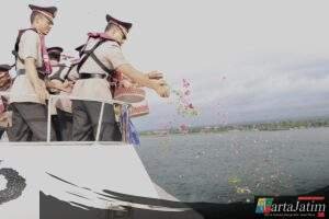 Peringati Hari Bhayangkara ke-79, Polresta Banyuwangi Tabur Bunga di Selat Bali
