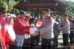 Polresta Banyuwangi Salurkan 1.500 Paket Sembako Jelang Hari Bhayangkara ke-79