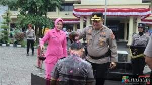 Siraman Air Bunga Warnai Kenaikan Pangkat 80 Personel Polres Nganjuk