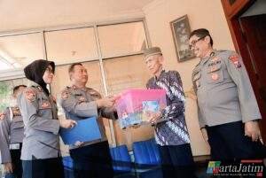 Penuh Haru, Anjangsana SPN Polda Jatim ke Para Purnawirawan di Hari Bhayangkara ke -79