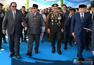 Kapolri dan Presiden Kenakan Tanda Kehormatan Bintang Bhayangkara Utama Saat Pimpin Upacara HUT Bhayangkara ke-79