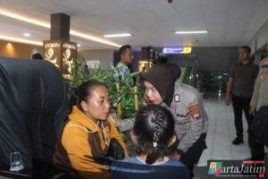 Beri Trauma Healing, Polwan Polresta Banyuwangi Dampingi Korban Selamat KMP Tunu Pratama Jaya
