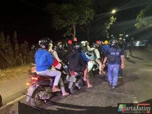Kabag Ops Lakukan Pengamanan Bergerak Terhadap Rombongan Pesilat Saat Melintasi Wilayah Hukum Polres Kediri Kota