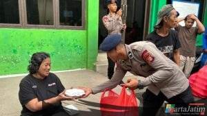 Brimob Gelar Dapur Lapangan di Kampung Melayu, Bantu Warga Terdampak Banjir