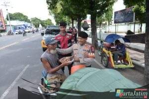 Patroli Humanis, Polres Situbondo Berbagi Nasi Kotak kepada Warga dan Pelajar