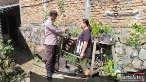 Seledri Sehat dari Pekarangan: Polsek Sawahan Dukung Ketahanan Pangan Warga