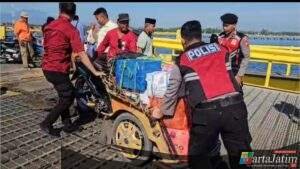 Polri Untuk Masyarakat : Polres Situbondo Patroli di Pelabuhan Jangkar Bantu Penumpang Kapal