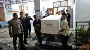 Kapolresta Banyuwangi Serahkan Korban KMP Tunu Pratama Jaya Asal Malaysia kepada Keluarga untuk Dimakamkan