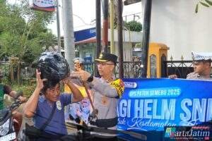 Hari Pertama Operasi Patuh Semeru 2025 Polres Trenggalek Bagi – bagi Helm Gratis
