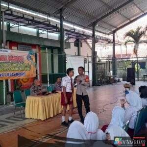 Satbinmas Polres Kediri Kota Ajak Siswa Bijak Bermedsos dan Bahaya Judi Online di MPLS SMPN 1