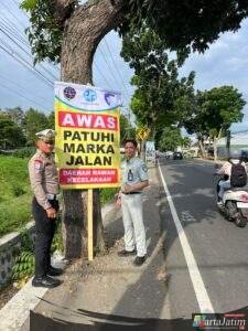 Satlantas Polres Kediri Pasang Baner Imbauan Di Jalur Rawan,Guna Tekan Angka Kecelakaan Di Jalan