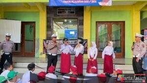 Operasi Patuh Semeru 2025, Polres Mojokerto Edukasi Pelajar Tertib Lalin dan Berbagi Helm Gratis