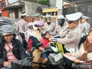 Polisi Menyapa : Operasi Patuh Semeru 2025 Polres Jember Sebar Brosur Edukasi Tertib Lalin Bagi Pengguna Jalan