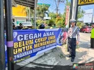 Satlantas Kediri Kota Pasang Banner dan Bagikan Brosur Operasi Patuh Semeru 2025