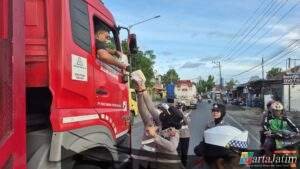 Polresta Banyuwangi Berbagi Mamiri Kepada Pengguna Jalan yang Terjebak Kepadatan Pelabuhan Ketapang