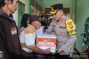 Kapolres Probolinggo Serahkan Bantuan Untuk Warga Terdampak Gempa di Tiris
