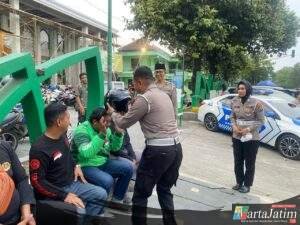 Operasi Patuh Semeru 2025, Polres Ponorogo Beri Helm Gratis untuk Ojol