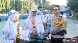 Polres Nganjuk Gencarkan Edukasi Tertib Lalu Lintas Lewat Upacara di Sekolah