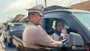 Satlantas Polres Kediri Bagikan Brosur Pada Para Pengendara Saat Operasi Patuh Semeru 2025
