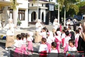 Hari Anak Nasional, Polsek Plemahan ajak Anak TK Tanam Pohon dan Kenalkan Budaya Tertib Berlalulintas