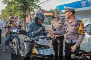 Bukan Razia Biasa, Polres Jember Jadikan Operasi Patuh Semeru Aksi Senyum dan Cokelat untuk Keselamatan
