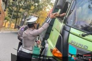 Polantas Berbagi Nasi Kotak untuk Pengendara Terjebak Macet di Hutan Baluran, Sopir Truk : Polisi Situbondo Luar Biasa