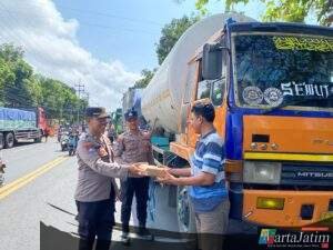 Polisi Peduli : Polresta Banyuwangi Berbagi Nasi Kotak untuk Sopir Truk di Jalur Pelabuhan Ketapang
