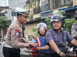 Polres Ponorogo Sampaikan Pesan dan Cinderamata kepada Pengendara di Penghujung Operasi Patuh Semeru 2025