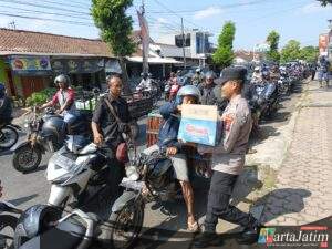 Polisi Peduli : Polres Bondowoso Berbagi Air Minum kepada Warga yang Antri di SPBU