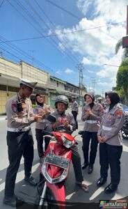 Tertib Berlalu Lintas, Pengendara Dapat Hadiah voucher dari Anggota Satlantas Polres Kediri Kota