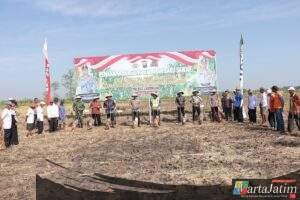 Dukung Ketahanan Pangan Nasional, Polres Lamongan Tanam Jagung di Lahan Baku Desa Kedali