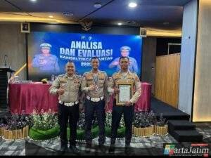 Kasat Lantas Polres Kediri Kota Terima Penghargaan dari Dirlantas Polda Jatim