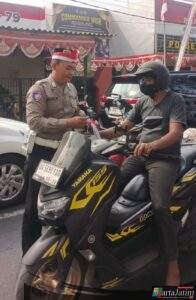 Polsek Krian Meriahkan HUT Kemerdekaan RI ke-80, Berbagi Bendera Merah Putih