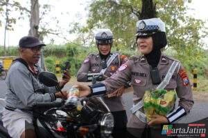 Polwan Polres Bondowoso Berbagi Minuman, Suasana Antrian BBM di SPBU Jadi Segar