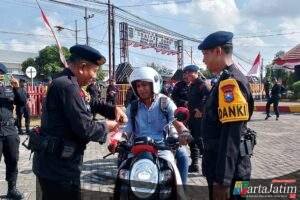 Sambut Hari Kemerdekaan RI ke – 80 Brimob Polda Jatim Berbagi 2000 Bendera Merah Putih di Pamekasan