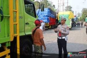 Tanamkan Cinta Tanah Air Polres Pelabuhan Tanjungperak Ajak Kibarkan Bendera Merah Putih Sambut Hari Kemerdekaan RI ke -80