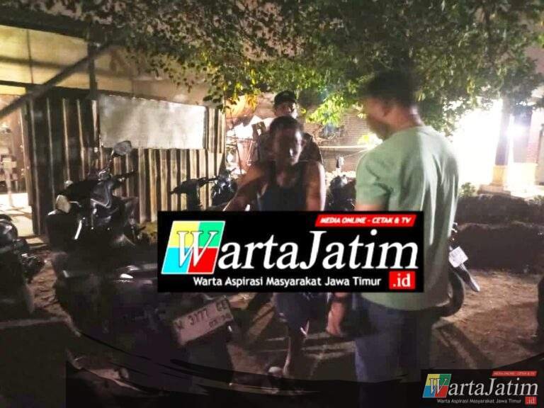 Polsek Krian Gerebek Penjual Miras dan Arak, Ratusan Botol Air Surga di Amankan dan Seorang Perangkat Desa Sumber Terik Diamankan