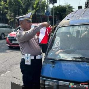 Semarak Jelang Hari Kemerdekaan RI ke -80, Polisi Berbagi Bendera Merah Putih di Nganjuk