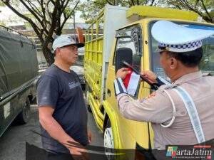 Polres Pacitan Pupuk Jiwa Nasionalisme Jelang HUT ke-80 RI, Berbagi Ratusan Bendera Merah Putih