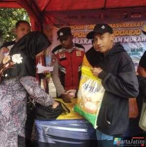 Warga Antusias Serbu Bazar Beras Murah di Polsek Krian