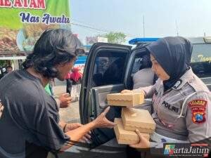 Polwan Polres Pasuruan Berbagi Nasi Kotak dalam Giat Rutin “Jumat Berkah”
