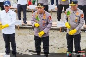 Tanam Mangrove di Kalbar, Kapolri: Jaga Lingkungan untuk Masa Depan Anak-Cucu Kita
